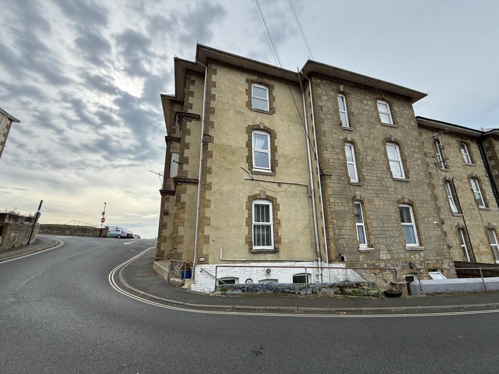 Lot: 155 - FLAT FOR INVESTMENT OR OCCUPATION - Rear of the building with stairs to access the flat